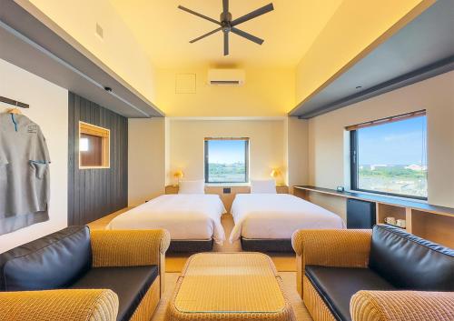 那霸hotel androoms Naha Port的酒店客房,设有两张床和一张沙发