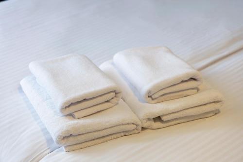 华沙希特酒店的床上的一大堆毛巾