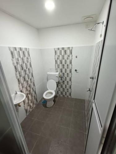 士兆Redang Bro Roomstay的一间带卫生间和水槽的小浴室