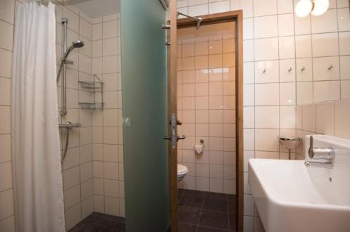 萨伦Skistar Lodge Lindvallen的带淋浴、盥洗盆和卫生间的浴室