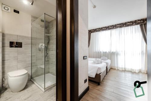 塞斯特雷HOTIDAY Chalet Sestriere Vialattea的带淋浴和卫生间的浴室以及1张床。