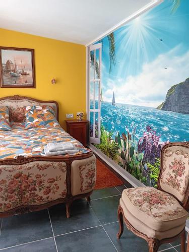 Criquebeuf-en-CauxChez Vladimir的一间拥有海洋壁画的卧室
