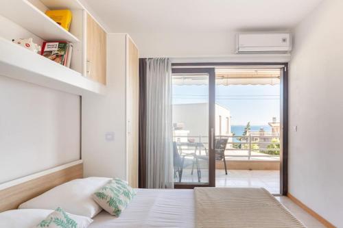 斯普利特Enyoj Marjan, Beaches and View的一间卧室配有一张床,享有海景