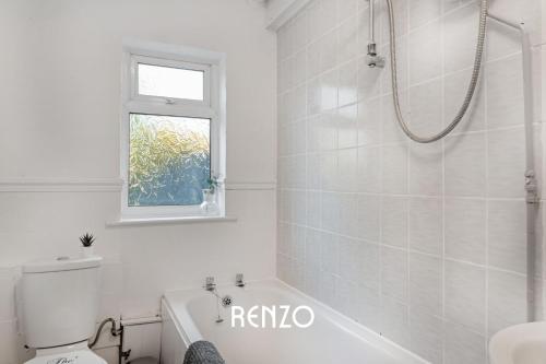 比斯顿Immaculate 3-Bed Home in Nottingham by Renzo, Perfect for Contractors, Free Parking!的带淋浴和卫生间的白色浴室