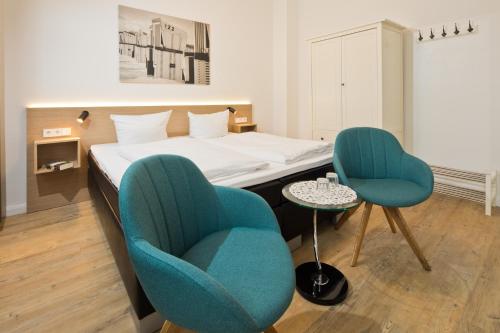 诺德奈Haus Menno Janssen - Doppelzimmer的酒店客房,配有一张床和两把椅子
