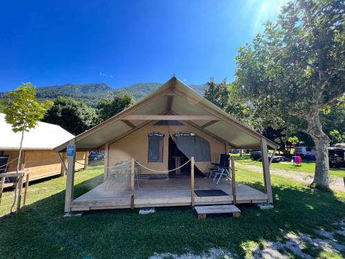 莱科Glamping Camping Rivabella的凉亭设有门廊和甲板