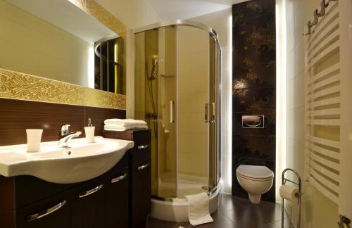 什恰夫尼察Apartamenty u Kukuca的一间带水槽、淋浴和卫生间的浴室