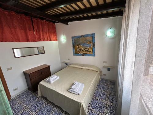 圣维托罗卡波Federico Re的一间小卧室,配有两张床和窗户