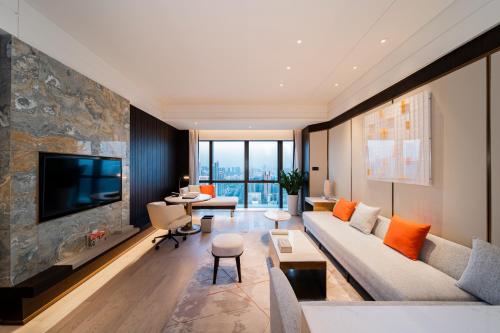 深圳深圳深铁皇冠假日酒店的带沙发和电视的客厅