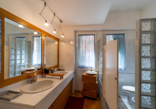 圣托斯特凡诺港Casa del Sole的浴室设有2个水槽、卫生间和镜子。