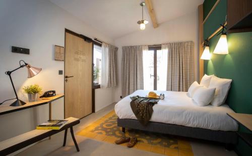圣西尔·奥芒特Domaine Les Lanternes的一间卧室设有一张床和绿色的墙壁