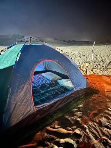 HunaywahRoyal Desert Tourism LLC的沙子海滩上的帐篷