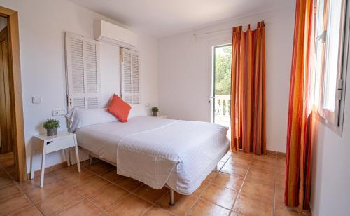 帕尔马海滩Houm Villa Samil的卧室配有白色的床和窗户。