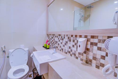 雅加达雅加达珐维盖特斯波特酒店的一间带卫生间和水槽的浴室