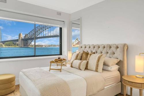悉尼Kirribilli Kanangra的一间卧室配有一张床,享有桥梁的景色
