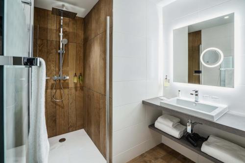 洛什Best Western Premier Hotel de la Cite Royale的一间带水槽和淋浴的浴室