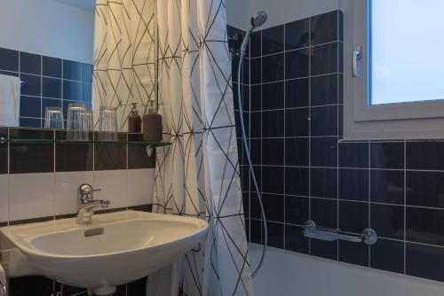 阿罗萨Hotel Provisorium13的一间带水槽和淋浴的浴室