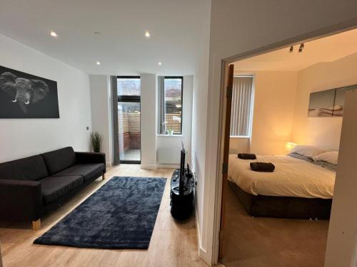 红山Luxury 1 Bed Apartment, Redhill (London & Gatwick)的一间卧室配有一张床和一个沙发