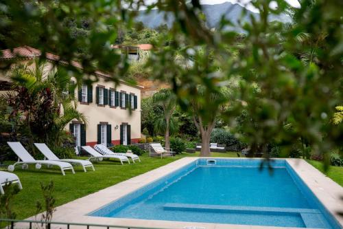 圣维森特卡萨达皮耶达德酒店的一座带椅子的房屋的庭院内的游泳池