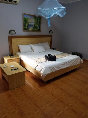 利隆圭CROWN HOTEL INTERNATIONAL的一间卧室,床上有背包
