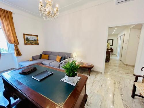 罗马Prati di Borgo的客厅配有沙发和桌子