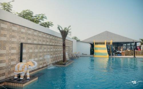 MāndharMuhurat Hotel and Resort,的游泳池中间设有滑梯