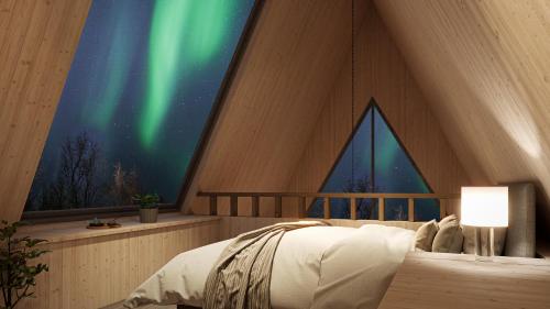 阿尔塔霍尔曼赫斯基山林小屋的一间卧室配有一张床,窗户配有北极光