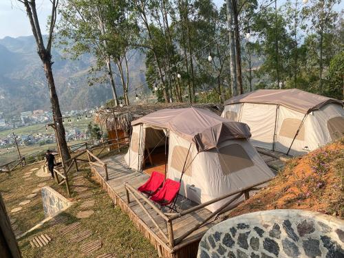 河江Best View Đồng Văn的山丘上的两个帐篷,里面装有红色的椅子