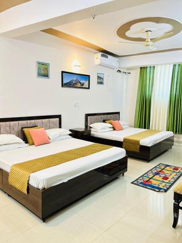 瑞诗凯诗Anandmay Homestay, ISBT Rishikesh的一间卧室设有两张床和天花板