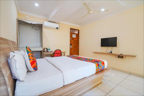 班加罗尔FabHotel BNS Comforts的酒店客房,配有床和电视