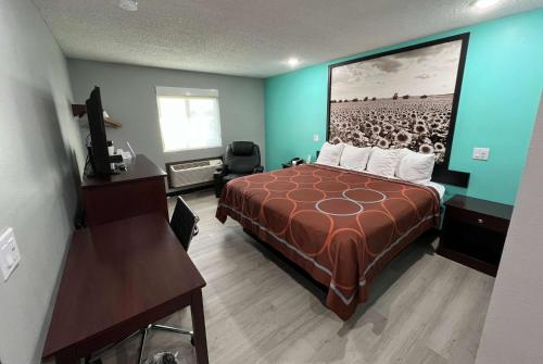 恩波里亚恩波里亚速8酒店的酒店客房设有一张床和一张足球比赛的照片