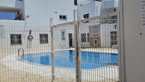 洛斯克里斯蒂亚诺斯Oasis del sur, sea view los cristianos的游泳池前的围栏
