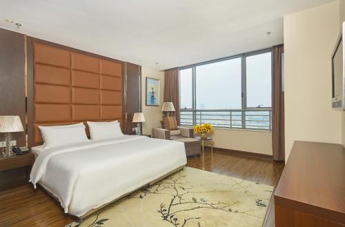 通州区北京太阳花酒店的卧室设有一张白色大床和大窗户