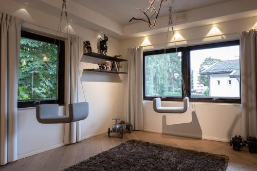 赫尔辛基Unique Home in Helsinki With Sauna and Hot Tub的客厅设有2个大窗户和地毯。