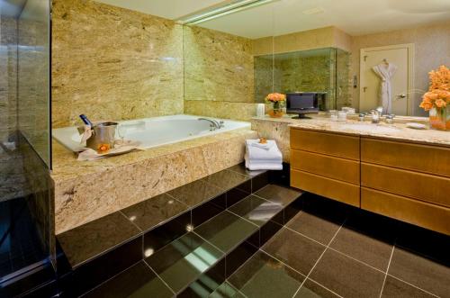 圣何塞Hotel De Anza, a Destination by Hyatt Hotel的带浴缸和盥洗盆的浴室