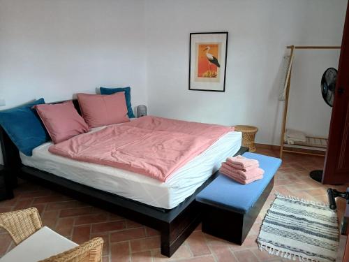 阿尔特Casa d´Alte的一间卧室配有一张带粉红色床单的大床