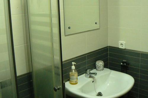 穆尔西亚Apartamento en centro de Archena的一间带水槽和镜子的浴室