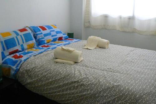 穆尔西亚Apartamento en centro de Archena的一间卧室配有一张床,上面有两条毛巾