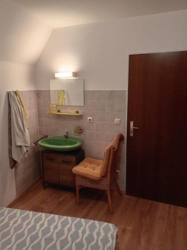埃朗根Hostel Alegria-Jumbo的浴室设有水槽、椅子和镜子