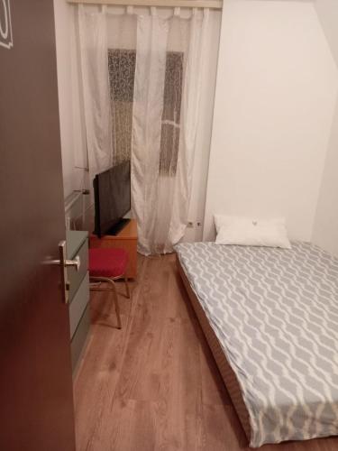 埃朗根Hostel Alegria-Jumbo的一间小卧室,配有床和窗户