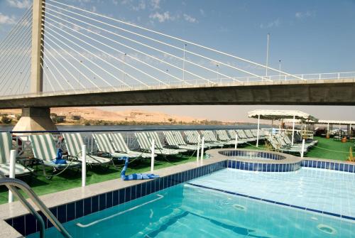 Nag` el-FuqâhiM/s Nile crown II的游轮上一座游泳池上的桥梁