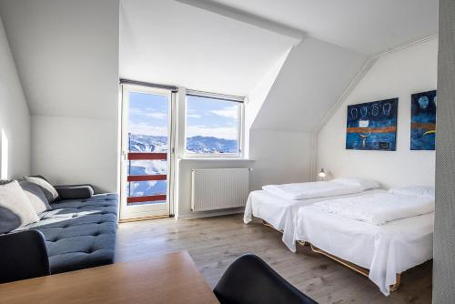 伊卢利萨特HOTEL SØMA Ilulissat的白色的客房配有两张床和一张沙发