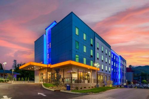 加特林堡Comfort Suites Gatlinburg Downtown-Convention Center的建筑的侧面有蓝色的灯光