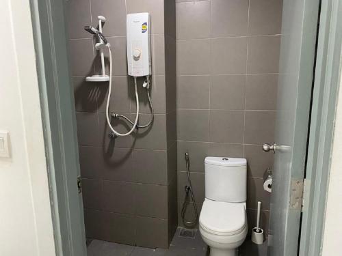 吉隆坡Mercu Summer Suite by Great Service的一间带卫生间和淋浴的小浴室
