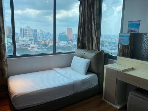 吉隆坡Mercu Summer Suite by Great Service的酒店客房设有一张床和一个大窗户