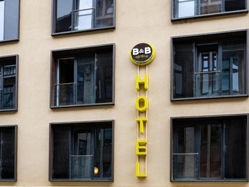 莱比锡莱比锡市住宿加早餐旅馆的建筑的侧面有大标志