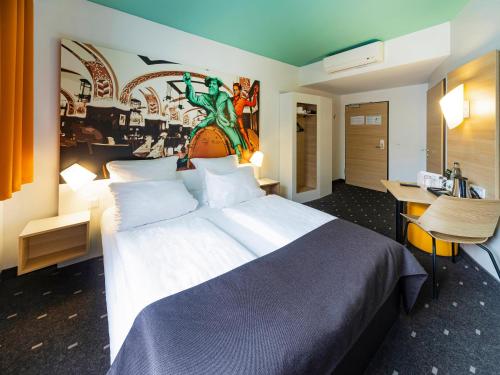 莱比锡莱比锡市住宿加早餐旅馆的酒店客房设有一张大床和一张书桌。
