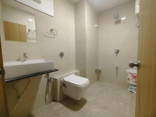 NarodaHOTEL NEW YoRK的浴室配有白色卫生间和盥洗盆。