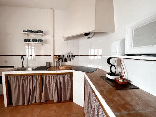 鲁伊德拉Casa Rural Pernales I的厨房配有水槽和微波炉