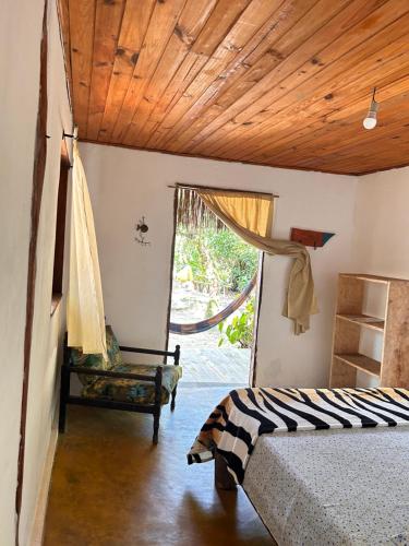 伊利亚贝拉Pousada Roy Bonete的一间卧室设有一张床和木制天花板